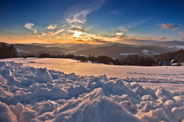 Zachód słońca zimą w górach w mieście górskim Muszyna
 - obrazy, fototapety, plakaty