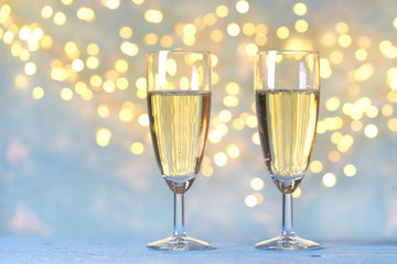 Champagnergläser mit magischem Funkeln
