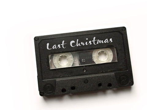Alte Musikkassette mit Last Christmas: ein Evergreen Weihnachtshit auf einer altmodischen Kompaktkassette