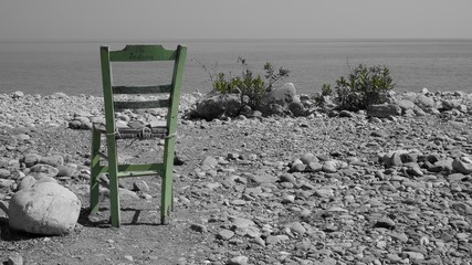 einsamer stuhl am strand