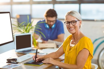 Obraz premium Graphic designer using graphics tablet