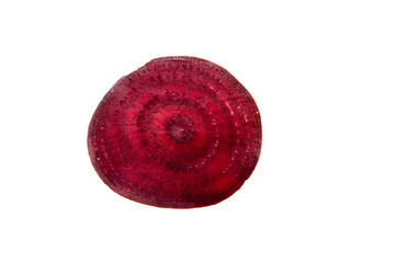 Rote Beete scheibe isoliert auf weiß