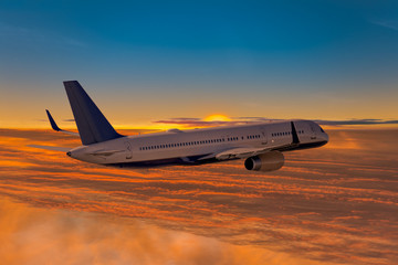 Fototapeta na wymiar Passagierflugzeug fliegt über den Wolken in den Sonnenuntergang