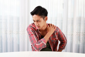 肩こりを訴える男性