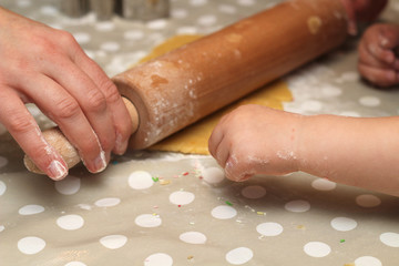 Mutter mit Kind backen Plätzchen für Weihnachten