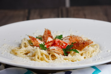 spaghetti with chicken, tomato and cheese