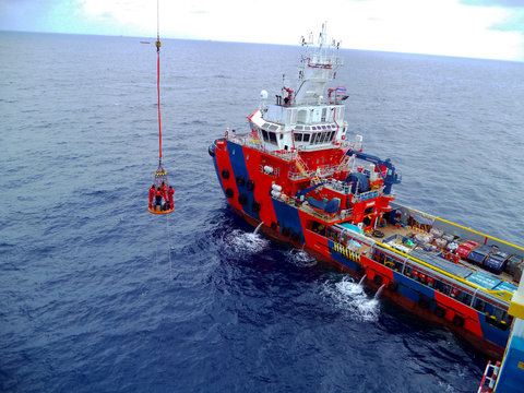 Personal basket tranfer form oil&gas rig to supply boat.