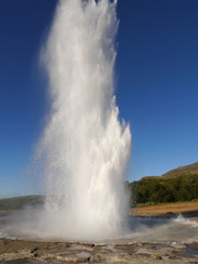 Eruption des Geysirs Strokkur in Island