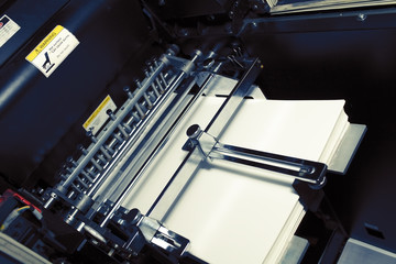 Printing offset machine with a stack of paper
