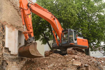 Kettenbagger bei Hausabriss - Baustelle Althaussanierung