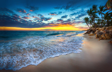 Fototapeta Wschód słońca nad plażą w tropikach obraz