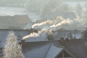 Schlote husten in den Winterhimmel