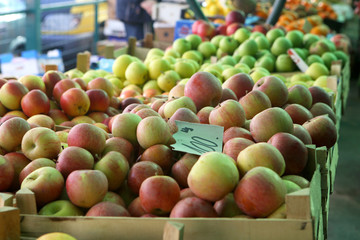 apples in the box on the market