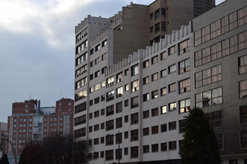 Fototapeta premium Bloques de pisos en un día nublado. 