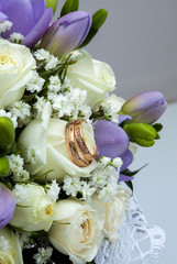 The composition of the bouquet and wedding rings close up