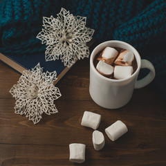 Obraz na płótnie Canvas winter home background - cup of hot cocoa Christmas and snowfl