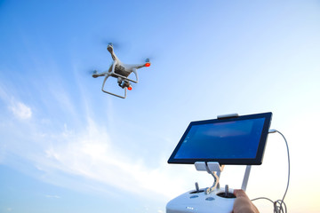 Quadrocopters 4 Phantom and a remote control for it. Quadrocopters against the blue sky. Umravlenie quadrocopters 4 Phantom