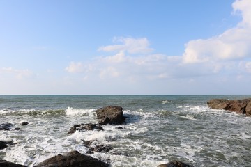 Fototapeta na wymiar 海岸/打ち寄せる波が激しい岩場の海岸