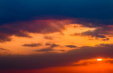 Obraz premium kolorowe dramatyczne niebo z chmurą o zachodzie słońca