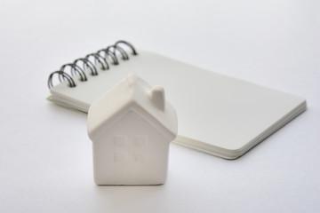 白色の家とノート　白バック