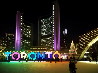 Foto auf Alu-Dibond TORONTO  City Hall skating ring and its colorful lights are a popular winter attraction,  © Spiroview Inc.