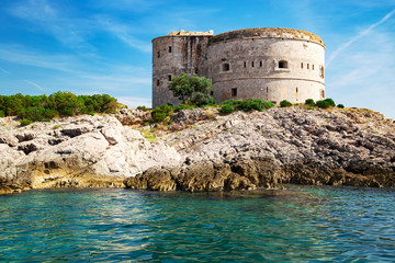 Fototapeta na wymiar Old fort on the rocks island at ariatic sea