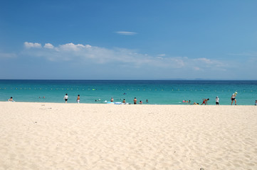 Fototapeta na wymiar 白い砂浜と青く澄み渡る海