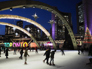 TORONTO - La patinoire de l& 39 hôtel de ville et ses lumières colorées sont une attraction hivernale populaire