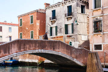 Fototapeta na wymiar brigde in Cannaregio sestieri in Venice