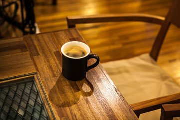테이블 위에 있는 커피잔