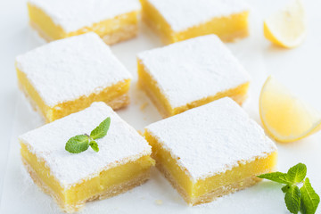  freshly baked lemon bars