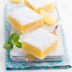  freshly baked lemon bars