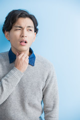 man feel sore throat