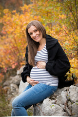 Obraz premium Beautiful pregnant caucasian woman in autumn