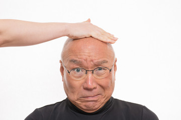 女性に虐待を受けるシニア