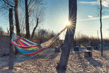 Sonnenschein im Winter, Hängematte am Strand