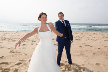 Fototapeta na wymiar marriage on the ocean beach in summer with couple in love