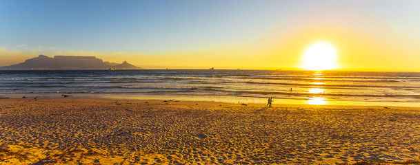 Bloubergstrand mit Blick auf den Tafelberg und Kapstadt
