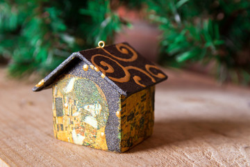 Fir tree decoration: handmade Christmas houses with ornaments