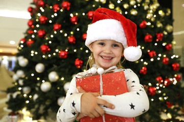 Fototapeta na wymiar little girl near Christmas tree