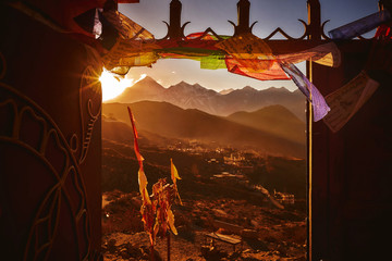 Uitzicht op de zonsondergang in de Himalaya vanaf de oude tempelpoorten van Muktinath