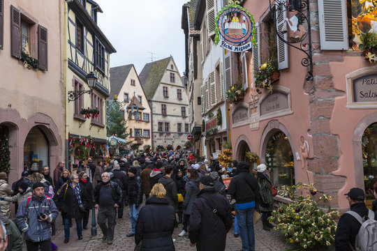 Fototapeta Tourists in the pedestrian road of the old town at Christmas time, Kaysersberg, Haut-Rhin department, Alsace, France
