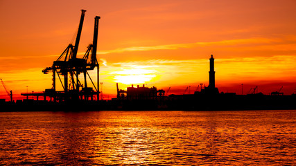 Obraz premium sunset at Genoa's port, silhouette of the Lanterna, Italy
