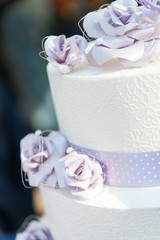 Scatola regalo artigianale a forma di torta multistrato decorata con rose di stoffa lilla