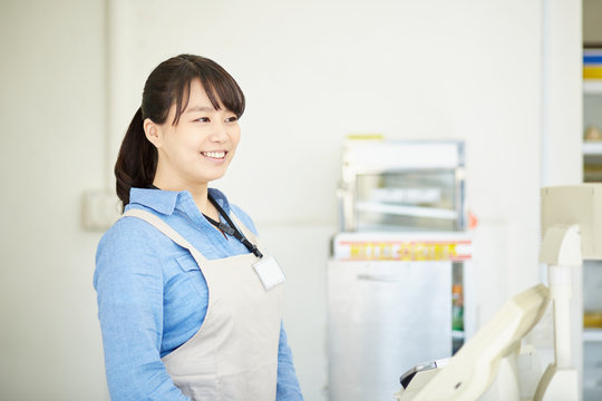 店で働くスタッフ