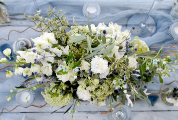 Obraz na płótnie Canvas bouquet of flowers on the table