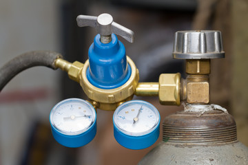 Reducer with two manometers mounted on the gas cylinder