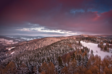 Zachód słońca zimą w górach w mieście górskim Muszyna
