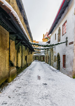 Fototapeta Christmas in Tallinn. snowy alleys of old Tallinn