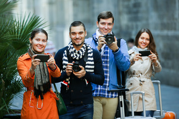 Obraz premium Adult tourists taking photoes